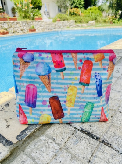 Estojo com estampas coloridas de gelados e picolés junto a uma piscina