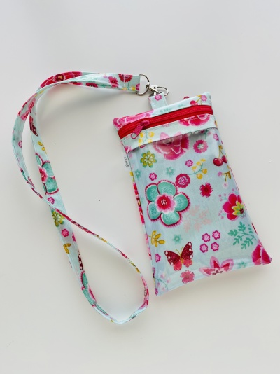 Carteira pequena azul com flores, borboletas e fecho vermelho
