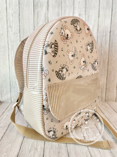 Mochila bege com padrão de ratinhos e guaxinins, listras e bolso frontal, selo Handmade by Colorado Quilts.