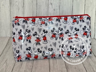 Estojo com padrão de Mickey e Minnie vermelho e preto sobre fundo cinza