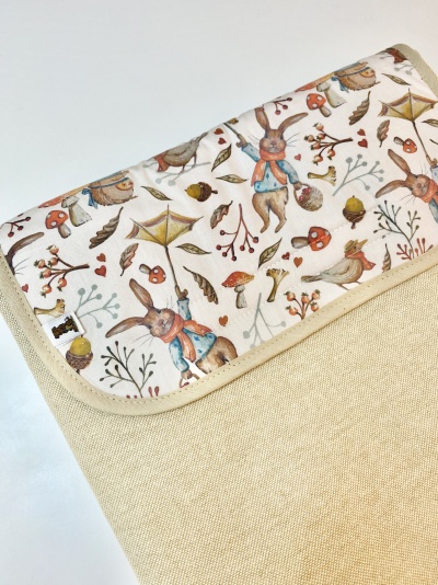 Bolsa bege com aba estampada de coelhos e natureza