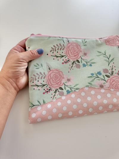 Necessaire em tecido com padrão floral e bolinhas