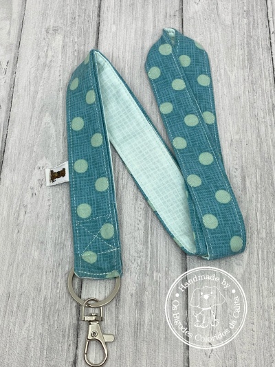 Chaveiro tecido azul com bolinhas brancas e fecho metal prateado