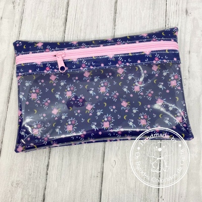 Estojo retangular azul com flores cor de rosa e plástico transparente, fecho rosa