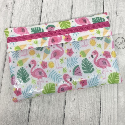 Estojo transparente com padrão de flamingos e frutas coloridas