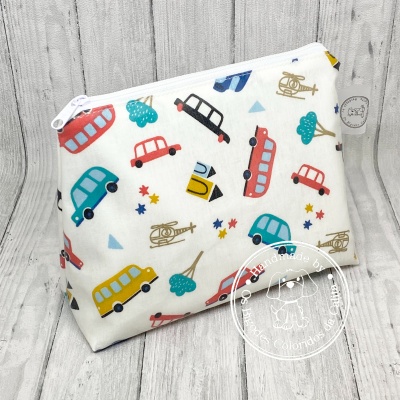 Necessaire branca com padrão colorido de veículos e fecho branco