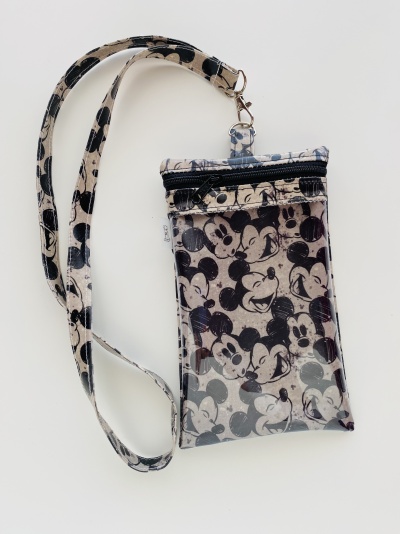 Bolsa porta-cartões com padrão de Mickey Mouse em preto e branco com cordão
