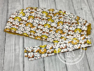 Touca médica estampada com rostos de coelhos e faixa
