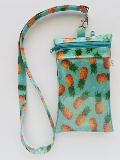 Bolsa pequena azul com padrão de abacaxis e fecho de correr