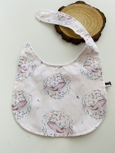 Babete para bebé com padrão de raposas cor-de-rosa em fundo claro