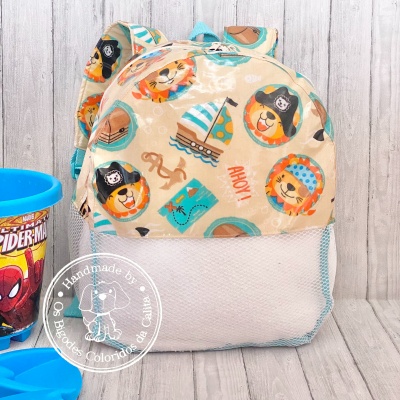 Mochila infantil bege com estampa de leões piratas e copo azul do Spiderman