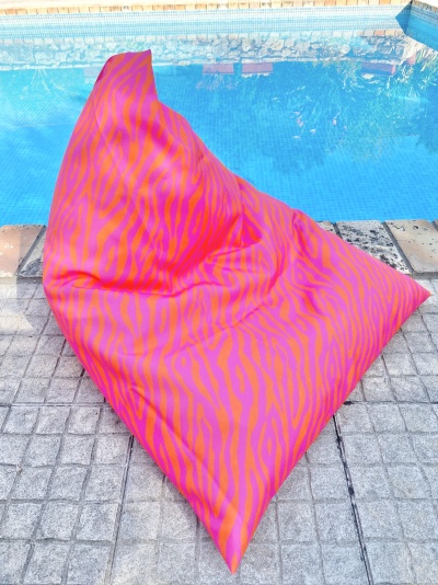 Bean bag cor-de-rosa e laranja junto à piscina