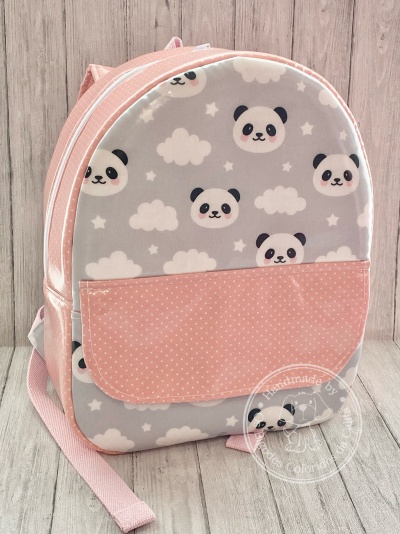 Mochila infantil com padrão de pandas e bolso rosa com pontos brancos