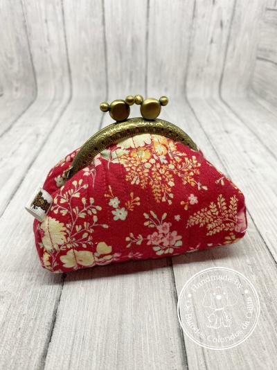 bolsa vermelha pequena com padrão floral e fecho metálico dourado