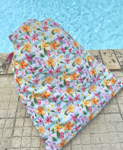 almofada com padrão floral junto a piscina