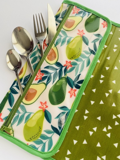 Conjunto de talheres com bolsa de tecido verde e ilustrações de pêras