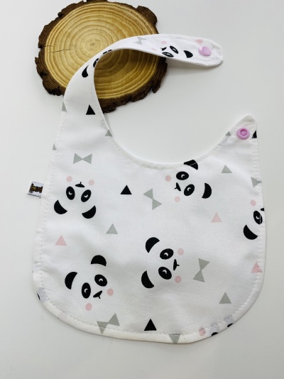 Babete branco com estampado de pandas e fecho de mola rosa