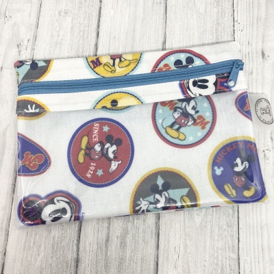 Estojo branco com padrão de Mickey Mouse e fecho azul