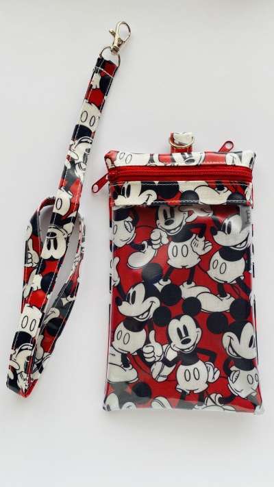Carteira e cordão com padrão estampado do Mickey Mouse em vermelho, preto e branco