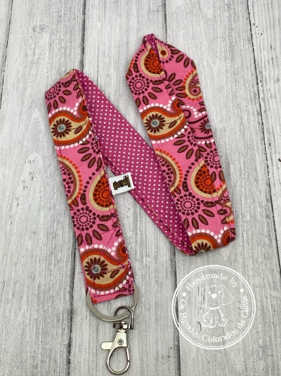 Lanyard colorido rosa com padrão floral e fecho metálico