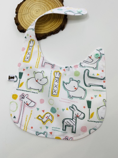 Babete de bebé com estampado de animais coloridos e fecho de pressão verde