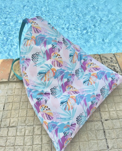 Almofada colorida com estampa tropical junto a piscina