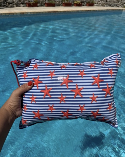 Mala azul com riscas brancas e estrelas-do-mar cor de laranja