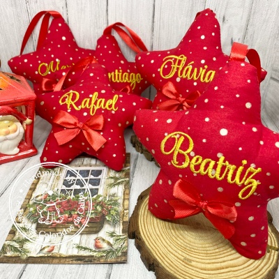 almofadas decorativas vermelhas de Natal com nomes bordados