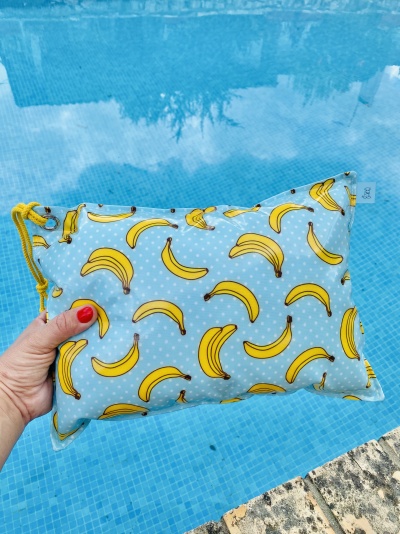 Bolsa impermeável com padrão de bananas amarelas e pontos brancos