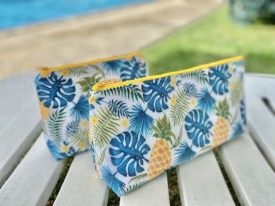 Duas bolsas pequenas com padrão tropical de folhas e ananás