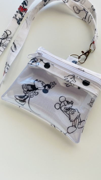 Carteira transparente com padrão de Mickey e Minnie a preto e branco