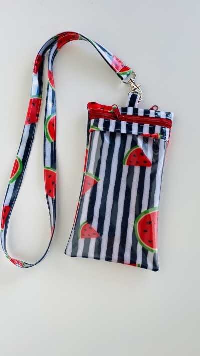 Bolsa com padrão de riscas e fatias de melancia com alça e fecho vermelho