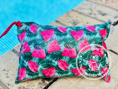 Bolsa de tecido com padrão de fatias de melancia junto a piscina