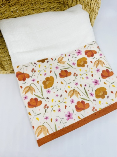Toalha branca com borda estampada floral em tons amarelo, laranja e rosa