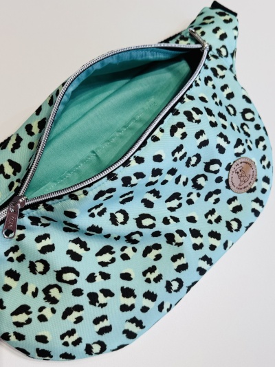 Bolsa tipo pochete com padrão animal print verde-azulado e preto