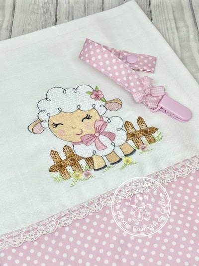 Toalha branca com bordado de ovelha e fita cor-de-rosa com mola