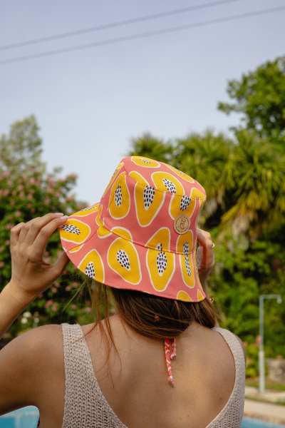 Chapéu bucket rosa com estampado de mamão amarelo e etiqueta de couro