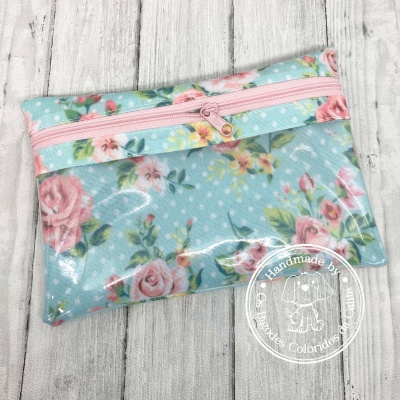 Necessaire retangular flores cor-de-rosa fundo azul claro textura plastificada