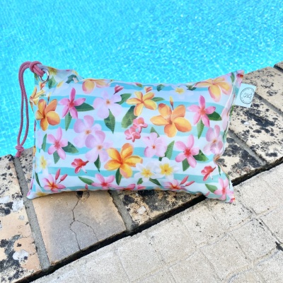 Bolsa impermeável floral junto a piscina