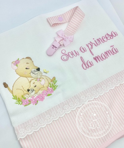 Toalha branca bordada com leoas e texto em rosa