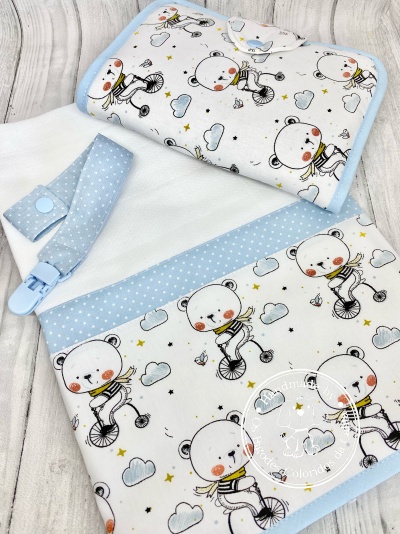Conjunto de acessórios para bebés com padrão de ursos a andar de bicicleta em fundo branco e detalhes em azul claro