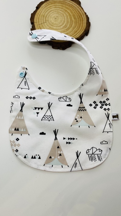 Babete branco com padrão de tendas índias bege e preto