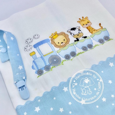 Toalha de bebé branca e azul com comboio de animais bordados e presilha azul de estrelas