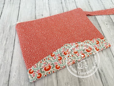 Carteira de tecido vermelho com padrão floral na barra