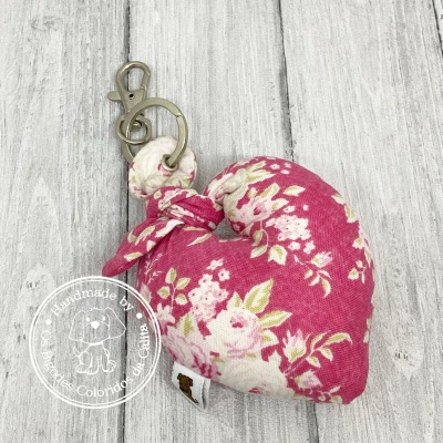 Chaveiro tecido coração floral rosa com argola e mosquetão prateados