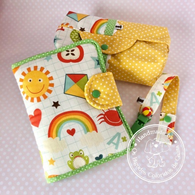 Conjunto de artigos em tecido acolchoado com padrão colorido e botão verde