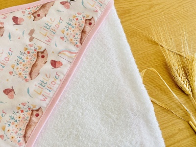 Toalha branca com borda rosa e tecido estampado com veados e texto Little Willow