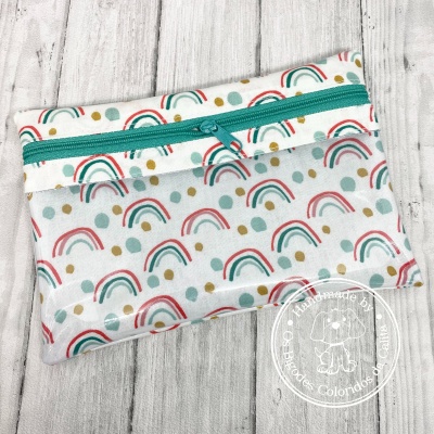 Bolsa de tecido com padrão de arcos-íris e fecho verde