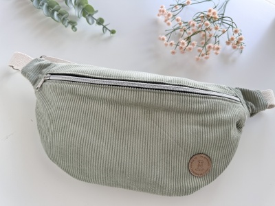 Bolsa de cintura verde claro em veludo cotelê com fecho de correr
