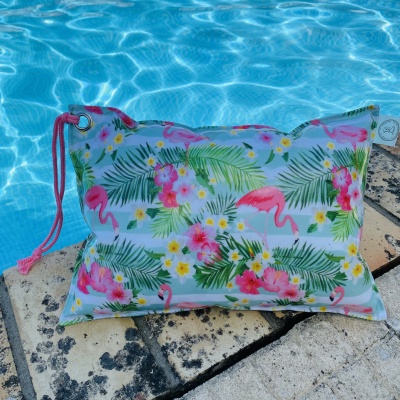 Bolsa impermeável colorida com flamingos ao lado de piscina